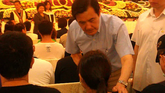 马英九安慰罹难者家属，希望抚平家属的伤痛。 