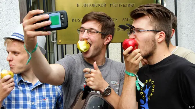 पोलैंड में रूस के प्रतिबंधों का विरोध जताते लोग