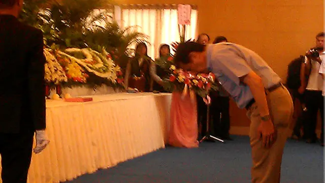 马英九在罹难者灵前鞠躬致意。 