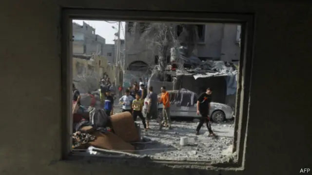 فلسطينيون يتفقدون منازلهم المدمرة في رفح