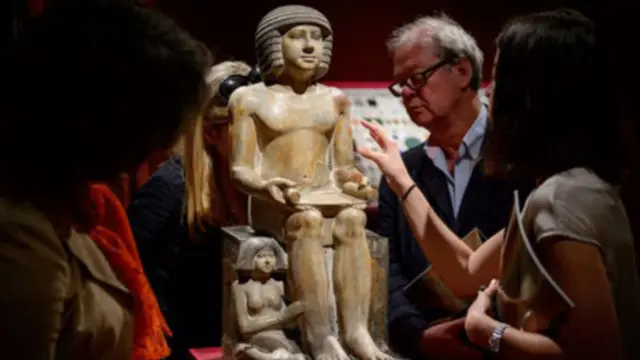 这座珍贵的古埃及雕像是作为礼物，于1880年被赠予北安普敦博物馆的。