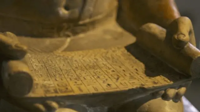 这座雕像的主人公是法老的行政官和主管，雕像描绘他正阅读卷书。