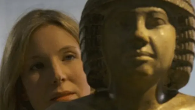 这座石灰岩古埃及雕像有76厘米高，该拍卖广受争议。