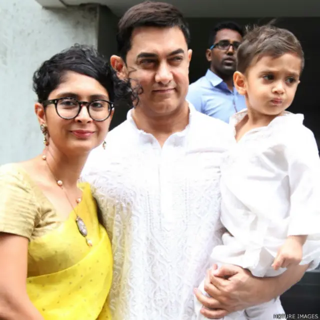 عامر اپنی آنے والی فلم ’پی کے‘ کے پوسٹر کے لیے سوشل میڈیا پر بحث کا موضوع بنے ہوئے ہیں۔