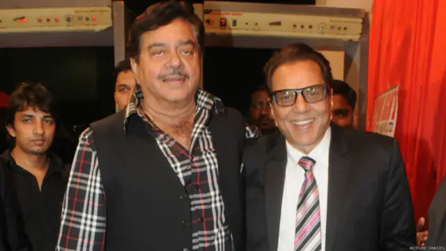 ’انٹرنیشنل انڈین اچيورز‘ یعنی بین الاقوامی سطح پر کامیابی حاصل کرنے والے بھارتیوں کے لیے منعقد سنہ 2014 کی ایوارڈ تقریب کے موقعے پر اپنے زمانے کے بالی وڈ کے معروف اداکار شتروگھن سنہا اور دھرمیندر پہنچے تھے۔