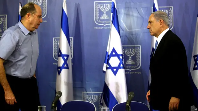 موشه یعلون، وزیر دفاع اسرائیل، بنیامین نتانیاهو را همراهی می‌کرد
