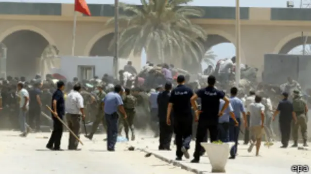 أدى تكدس المصريين الفارين من المعارك في العاصمة الليبية طرابلس ومحاولة بعضهم الدخول بقوة إلى تونس إلى إغلاق المعبر ليوم واحد.