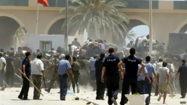 قدرت اعداد العمال الذين تجمهورا عند المعبر بثمانية آلاف 