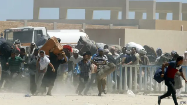 استخدمت الشرطة التونسية القنابل المسيلة للدموع لتفريق العمال.