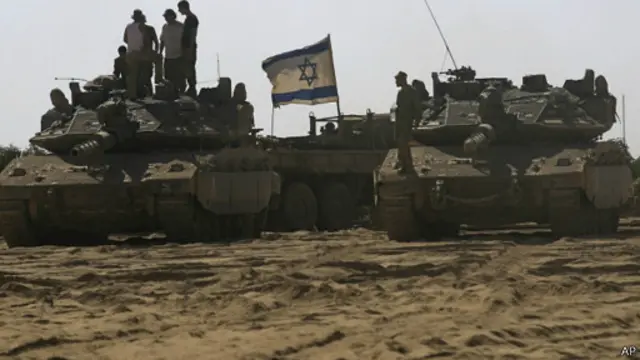 Tank-tank Israel yang siap memuntahkan pelurunya ke arah sasaran.