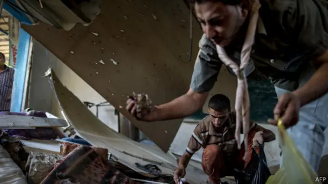 Warga sipil Gaza mendatangi kembali rumahnya yang luluh-lantak akibat serangan Israel.