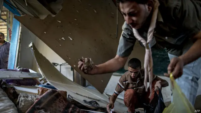 الفلسطينيون مازالوا يجمعون أشلاء قتلاهم من مدرسة تابعة للأمم للمتحدة في مخيم جاليا قصفها الجيش الإسرائيلي يوم الأربعاء الماضي.