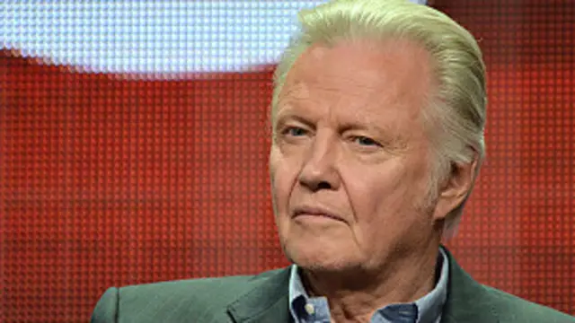 El actor John Voight, padre de Angelina Jolie, es otro de los miembros de alto perfil del grupo.