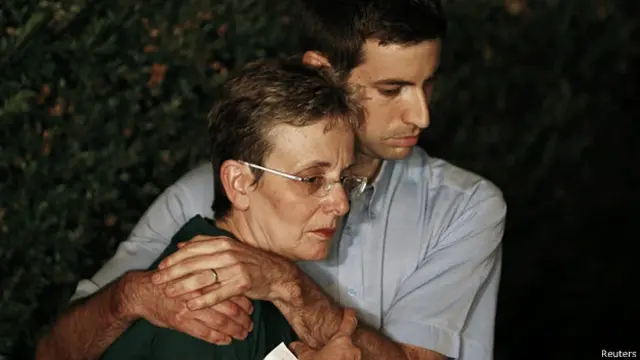 حايمي، شقيق هادار، يواسي أمه ليئا.