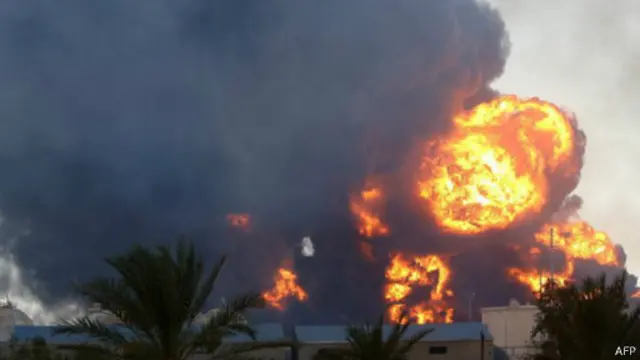 أحد مخازن النفط في طرابلس شب فيه حريق هائل بعد إصابته بقذيفة في قتال بين الميليشيات.