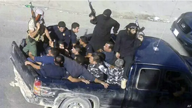 اقتحم مسلحون مركز شرطة عرسال