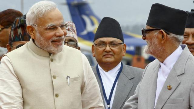 Narendra Modi (izq.) saluda al primer ministro de Nepal Sushil Koirala