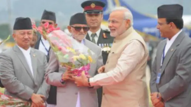प्रधानमन्त्री सुशील कोइरालाले भारतीय प्रधानमन्त्री नरेन्द्र मोदीलाई विमानस्थलमा स्वागत गरे