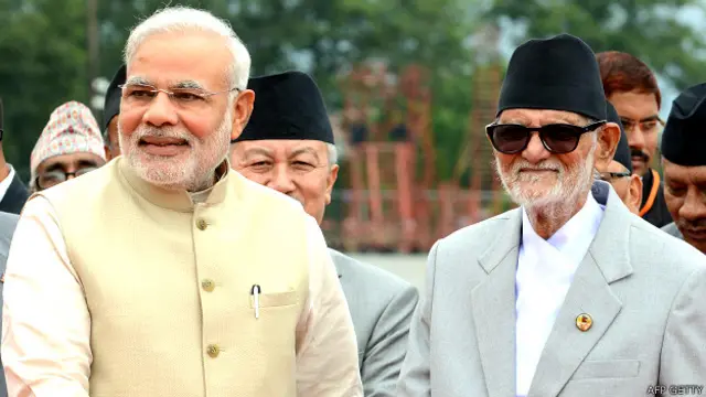 尼泊尔总理柯伊拉腊(右)在加德满都机场迎接印度总理莫迪(3/8/2014)