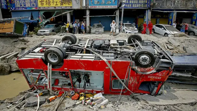 高雄前鎮氣爆現場一輛被炸翻的消防車（1/8/2014）