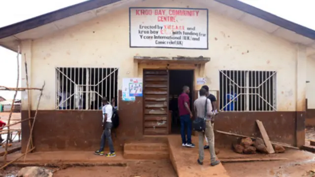 Ebola xuất hiện ở những làng mạc xa xôi nơi điều kiện vệ sinh không đảm bảo