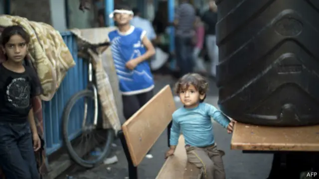 Criança desabrigada (AFP)