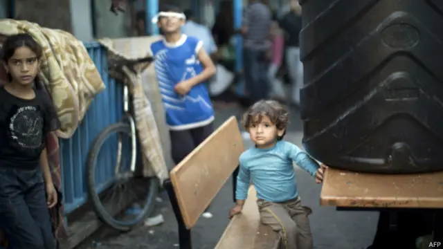 لیفٹننٹ ہادار گولڈن کے والد سمبا اور والدہ ہیڈوا کیمبرج یونیورسٹی میں پڑھاتے رہے اور اب پروفیسر سمبا تل ابیب یونیورسٹی میں تاریخ ِ یہود کے استاد ہیں