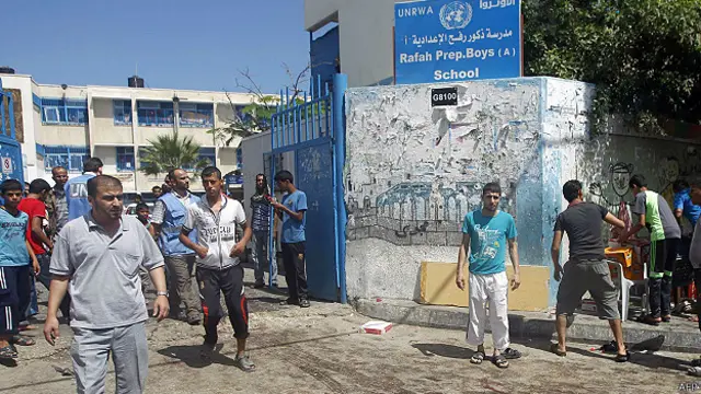 رفح میں ہزاروں فلسطینی اسرائیلی حملوں سے بچنے کے لیے اقوامِ متحدہ کے پناہ گاہوں میں مقیم ہیں