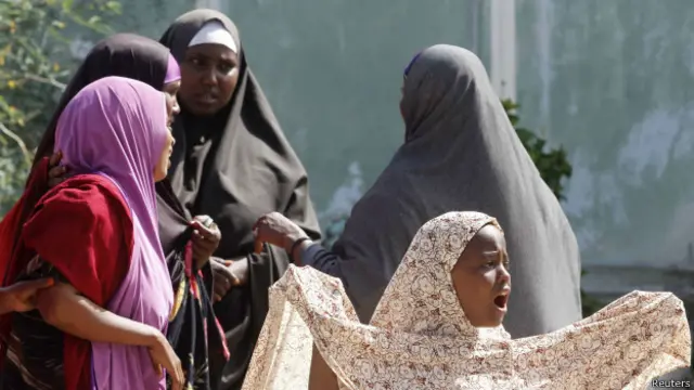 Niña llora la muerte de su madre en atentado