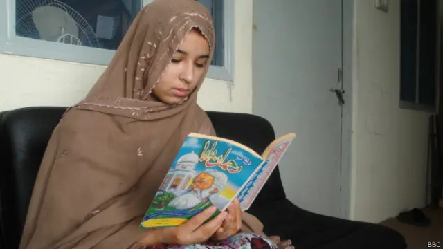 گل مینگورہ میں نویں جماعت کی طالبہ ہیں جسے پشتو شاعری پڑھنے میں دلچسپی ہے