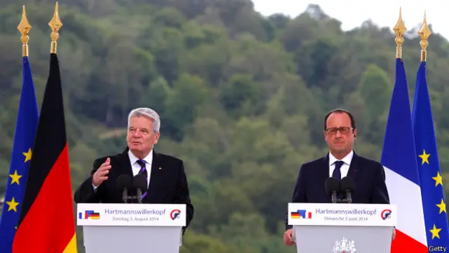 صدر اولاند اور صدر گوک نے ان سپاہیوں کو خراج عقیدت پیش کیا جنھوں نے اپنی جانوں کی قربانی دی۔