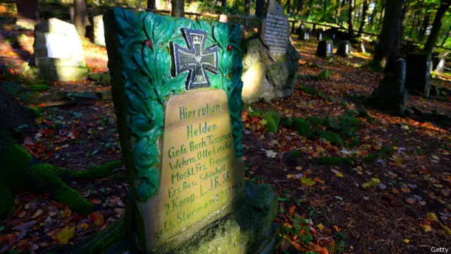 آرمنڈ پہار کے گرد تقریبا 30000 افراد مارے گئے تھے اس قبرستان میں 12,000 ایسے فوجیوں کی قبریں ہیں جن کی شناخت نہیں ہو سکی۔