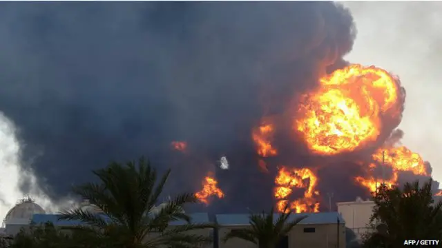 لیبیا میں بڑھتے ہوئے بحران کے نتیجے میں برطانیہ نے اپنے شہریوں کی مدد کے لیے بحری جہاز بھیجا ہے۔