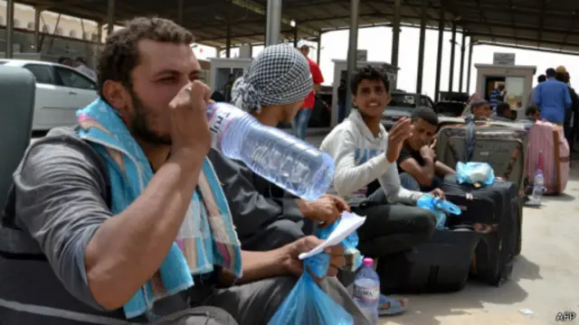 بعض العمال المصريين الذين تمكنوا من دخول تونس