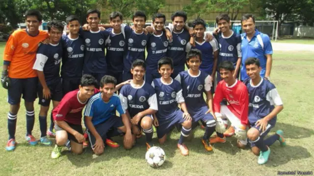 कियान टीम के साथियों के साथ