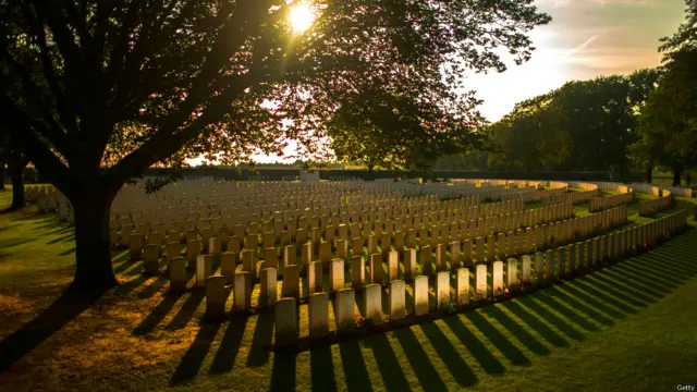 جرمنی میں ویئلی آرمنڈ قبرستان کے گرد تقریباً 30000 افراد مارے گئے تھے۔ اس قبرستان میں 12,000 ایسے فوجیوں کی قبریں ہیں جن کی شناخت نہیں ہو سکی۔