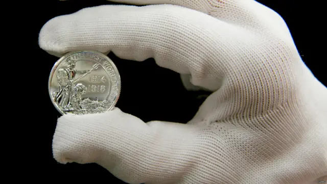 برطانیہ نے 100 سالہ برسی کے موقع پر 20 پاؤنڈ کا ایک یادگاری سکہ جاری کیا ہے۔