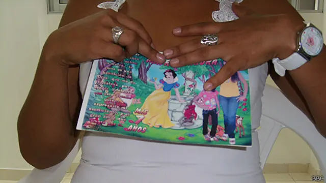 Una mujer tapa una foto