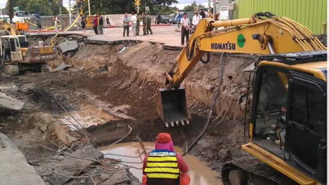 救难人员在二圣路和凯旋路口疑似起爆点开挖，搜寻失踪者。