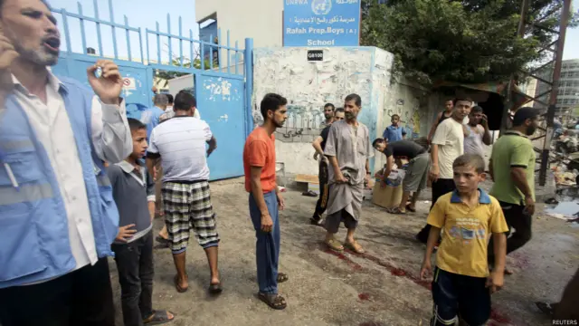 صبح یک‌شنبه دست‌کم ۱۰ نفر در حمله هوایی اسرائیل به نزدیکی یک مدرسه سازمان ملل متحد در رفح کشته شدند. هزاران نفر به مدرسه‌های زیر نظر سازمان ملل پناه برده‌اند