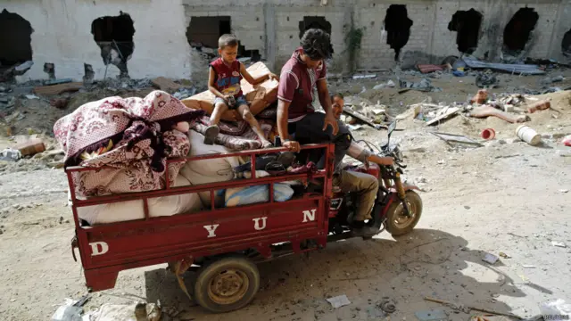 این خانواده تنها وسایل باقی‌مانده خانه‌شان در خزاعه خان‌یونس را با خود می‌برند. بیش از چهارصد هزار نفر در این جنگ آواره شده‌اند