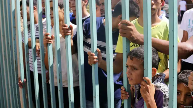 مردم پشت در بیمارستان رفح منتظر شنیدن اخبار کشته‌ها و زخمی‌ها هستند