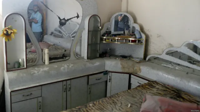 اتاقی که از حمله هوایی به جا مانده است