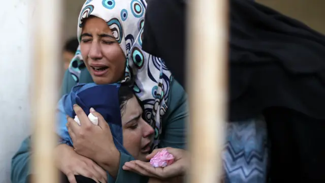 بستگان خانواده الغول در رفح در سوگ دست‌کم هشت عضو این خانواده سوگواری می‌کنند