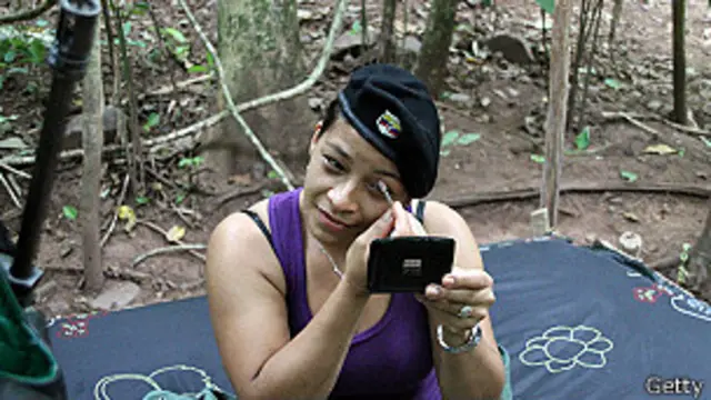 Un guerrillera se maquilla