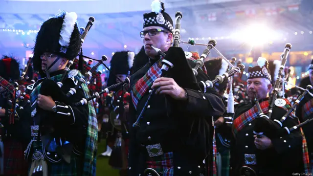 Агар шотландлар Бирлашган Қироллик таркибидан чиқиб кетишса, эркакларнинг катак-юбкаси ва бегпайп ёки шотланд тўрвасурнайи Британияни рамзлантира олмайди. Бу ажабтовур кийим-бош ва мусиқа асбоби бутун Британия фахри ахир...