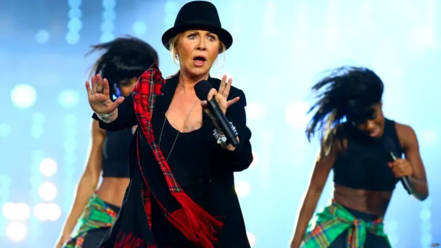 اختتامی تقریب میں برطانوی گلوکارہ لولو سٹیج پر گانا گا رہی ہیں۔ 