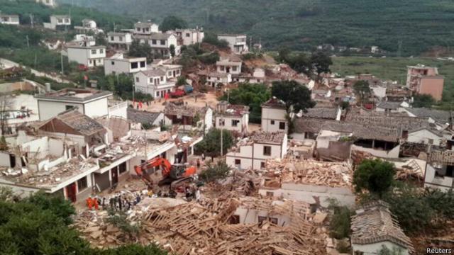 Разрушенные дома в уезде Лудян