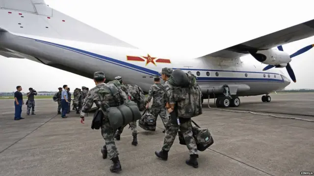 軍方救援人員在成都太平寺機場登機（新華社圖片4/8/2014）