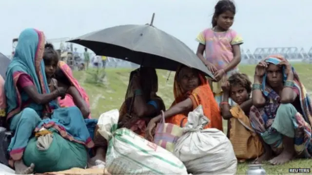 مسؤولون يقولون إن تدفق المياه قد يضر بالقرى إذا انهار السد على الحدود فجأة.